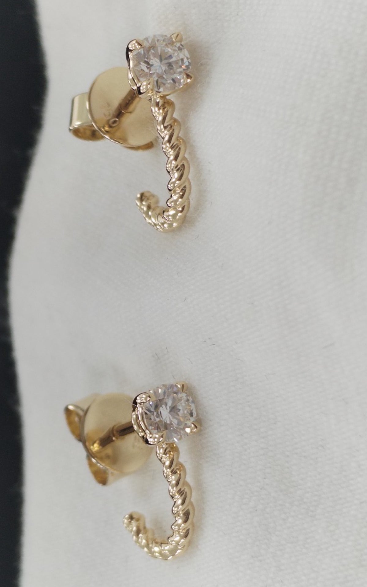 AURA TWIST EARRING