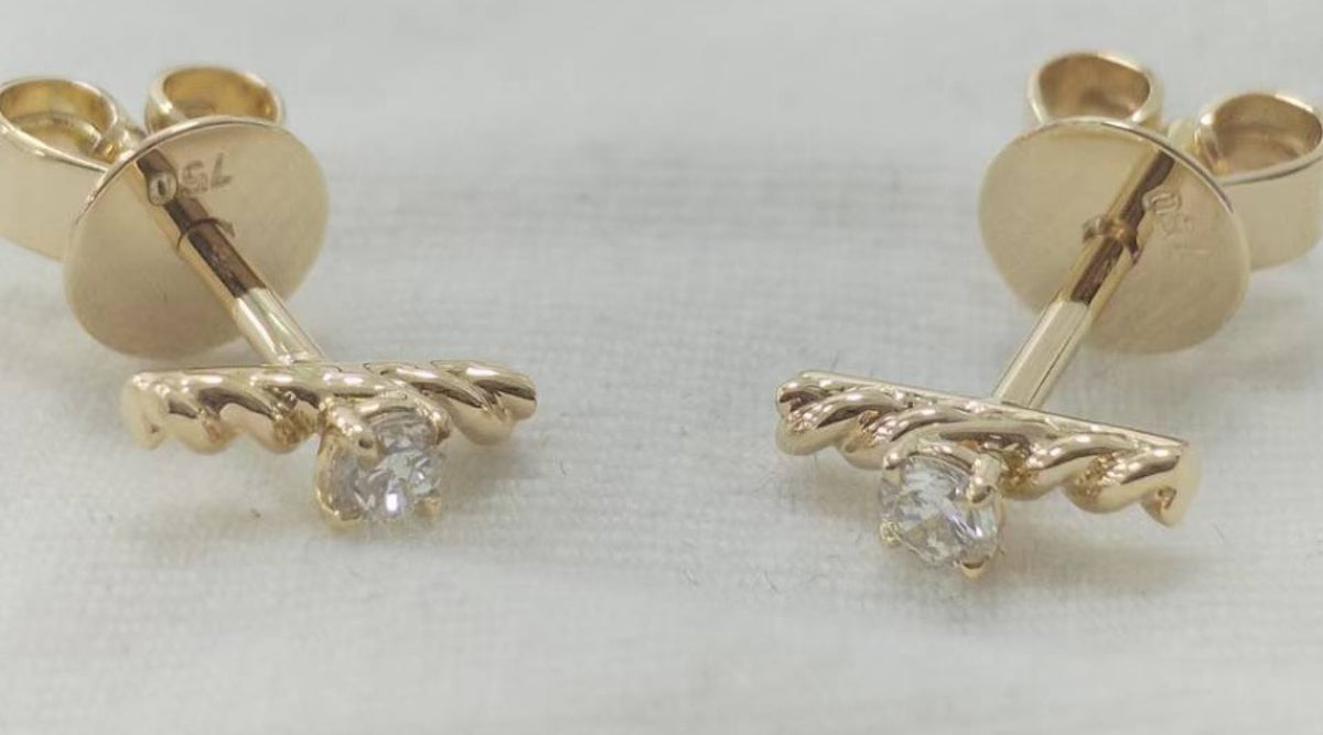 MINI TWIST EARRING
